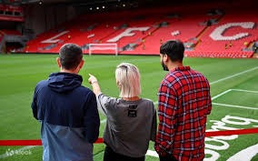 阿尔内·斯洛特就雨果·埃基蒂克因身体状况缺席周日对阵富勒姆的比赛给出了最新情况。 来源：利物浦官方推特